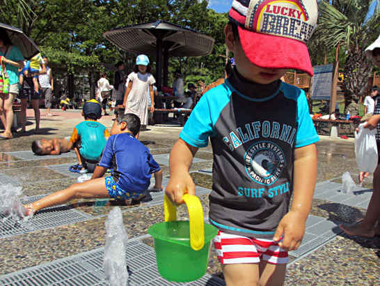 東京競馬場で水遊び